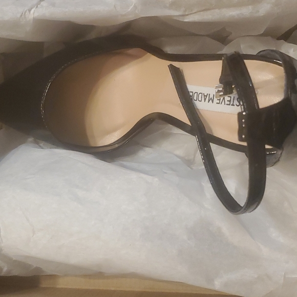 Steve Madden Valid Paten leather heels slightly used - Picture 3 of 4
